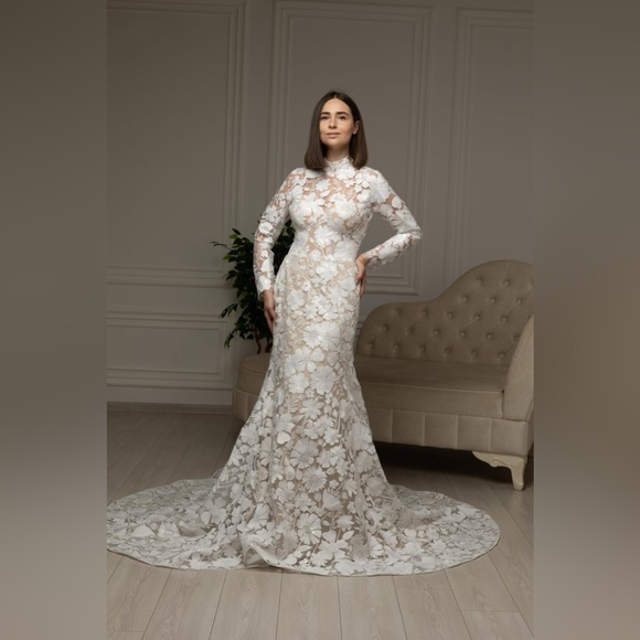 Satori - Floral appliqué Wedding Gown - Picture 7 of 7